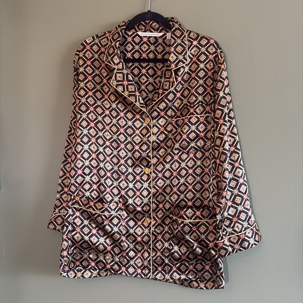 Victoria’s Secret Satin Long Sleeve Button Pajama Set Gold Black Geometric Sz M - Picture 2 of 11